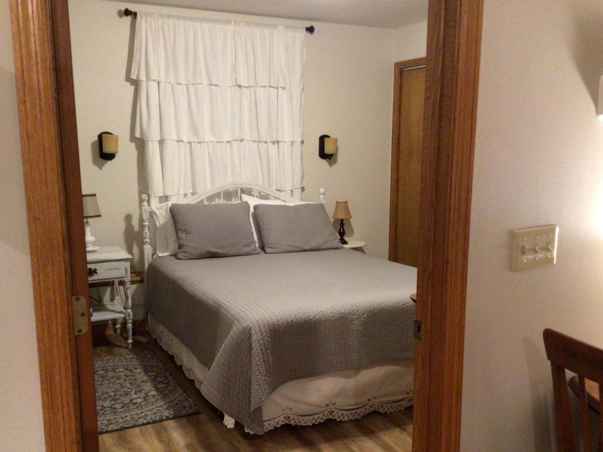 Big Hollow Guest House Spring Green Bagian luar foto