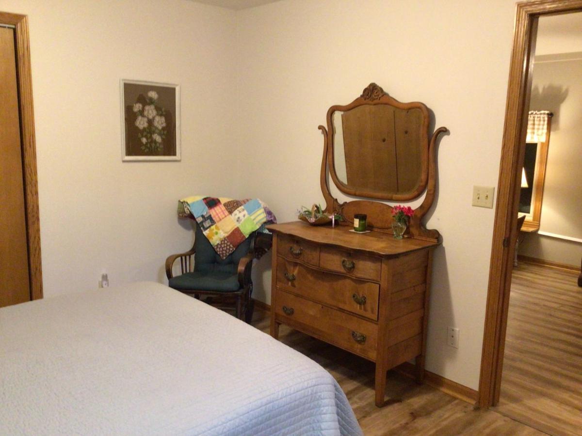 Big Hollow Guest House Spring Green Bagian luar foto